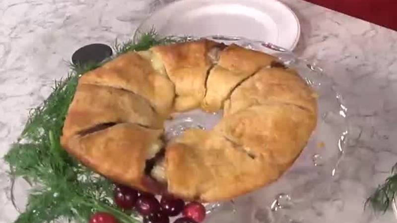 Making an easy crescent wreath for the holidays