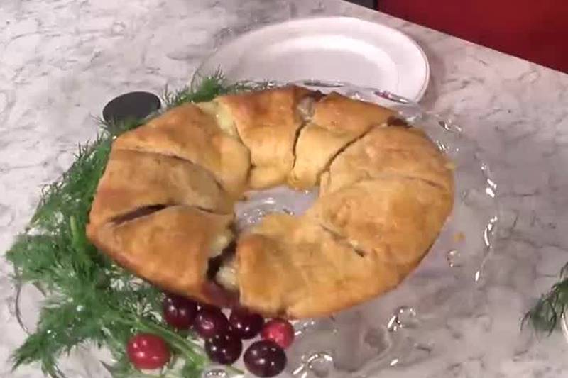 Making an easy crescent wreath for the holidays